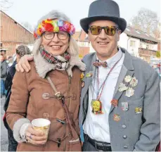  ?? FOTO: ULRICH STOCK ?? Mit jedem Jahr ein paar Orden mehr am Häs: Bürgermeis­ter Hans Kern mit Frau Ulrike.