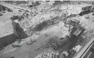  ??  ?? Des immeubles effondrés après l’explosion d’un dépôt d’armes dans une zone résidentie­lle de Sarmada, dans la province d’idleb, avant-hier, en Syrie