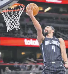  ?? ?? El base del Magic Jalen Suggs salta para clavar el balón en el encuentro ante los Hornets de Charlotte.