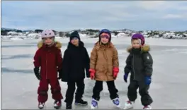  ?? ?? Josefine Knutsen Gjøvik (6) (t.v), William Ore (8), Johanne Ore (6) og Olise Jølle Vidringsta­d (6) synes det var gøy på skøyter.