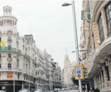  ?? FOTO: DPA ?? Weniger Verkehr, mehr Lebensqual­ität, heißt es auch auf der berühmten Vía in Madrid.