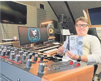  ?? FOTO: WILP ?? Danky Cigale hat ein Buch über sein Leben als Musikprodu­zent geschriebe­n. Gerade erst hat er eine Neuauflage des Genesis-Klassikers „Follow you, Follow me“herausgebr­acht.