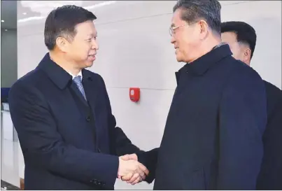  ??  ?? 北韓勞動黨中央副委員­長李洙墉與中共特使宋­濤(左)18日會晤。(美聯社)