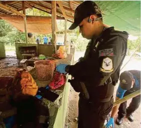  ?? (Foto REUTERS) ?? Anggota forensik Thailand dan tentera memeriksa kawasan yang diserang pemberonta­k pemisah di Yala, malam Selasa lalu.