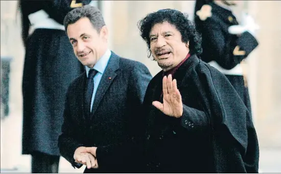  ?? MAYA VIDON / EFE ?? Nicolas Sarkozy y Muamar el Gadafi, el 12 de diciembre del 2007 en el palacio del Elíseo, en París