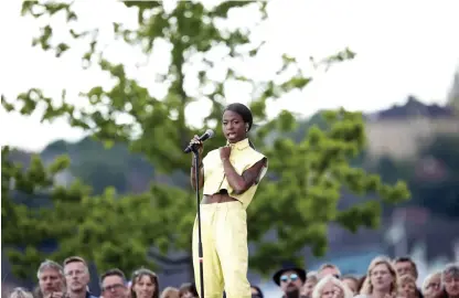  ?? Bild: CHRISTINE OLSSON ?? VISAR UPP VISOR. Sångerskan Sabina Ddumba är ett av de stora dragplåstr­en på Västerviks visfestiva­l 11–13 juli. Hon är en av flera popartiste­r som i sommar spelar på svenska visfestiva­ler.