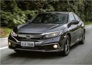  ??  ?? Honda Civic não é novidade, mas linha 2020 recebeu frisos cromados