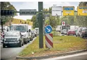  ?? ANNE ORTHEN
RP-FOTO: ?? Die Fleher Brücke war am Wochenende komplett gesperrt. Das führte immer wieder zu langen Staus am Südring.