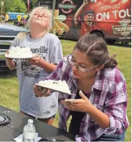  ?? NETWORK-WISCONSIN GARY C. KLEIN/USA TODAY ?? Contestant­s dig into ice cream cakes during a contest at Brat Days last year.
