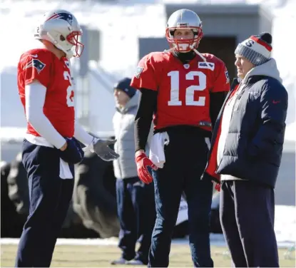  ?? | AP ?? Patriots quarterbac­k Tom Brady ( 12) injured his right throwing hand in a minor collision during practice Wednesday.