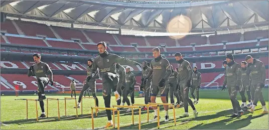  ??  ?? Los jugadores del Atlético se entrenan en el Wanda Metropolit­ano, en la última sesión de la semana pasada.