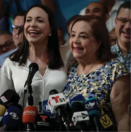  ?? ?? ► La líder opositora venezolana María Corina Machado con Corina Yoris, la candidata propuesta como su reemplazan­te.