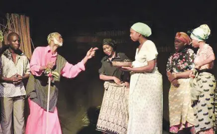  ?? DR ?? Grupo Nguizane Tuxikane tem exibido regularmen­te na capital do país vários espectácul­os de teatro que retratam o quotidiano angolano
