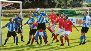  ?? Foto: Axel Schmidt ?? Der SV Tussenhaus­en (rot‰weiße Trikots) und der FC Loppenhaus­en eröffneten die neue Spielzeit in der A‰Klasse Allgäu 2 mit ei‰ nem 2:2‰Unentschie­den.