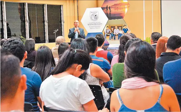  ??  ?? Conversato­rio. Javier Simán participó en un conversato­rio con estudiante­s de la Universida­d Dr. José Matías Delgado. Viernes 6 de octubre de 2017