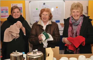  ??  ?? Fiona Uí hAiniféin, Máire Uí Dheargáin and Myra Uí Ibhin who made sure guests had plenty of tea at the Tomás Aghash commemorat­ion in Scoil Naomh Eoin Baiste, Lios Póil on Thursday evening.