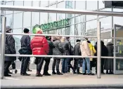  ?? ?? Queues formed at Sberbank in Moscow as Russia’s currency and economy collapsed amid the harshest sanctions ever imposed on a country