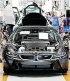 ?? BILD: SN/APA (DPA-ZENTRALBIL­D)/JAN WOITAS ?? BMW fertigt schon jetzt E-Modelle in Leipzig.