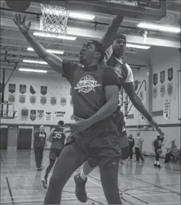  ?? JASON MALLOY/THE GUARDIAN ?? Daniel Gordon goes for a reverse layup as Dominic Shuler defends during Island Storm practice Tuesday at Colonel Gray High School.