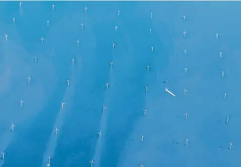  ?? Foto: Benedikt von Imhoff, dpa ?? Ein Schiff fährt durch einen Offshore-windpark in der Nordsee. Gäbe es schon genügend Windräder – auch in Bayern – wären die Sorgen, die die Energiekri­se auslöst, geringer.