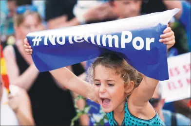  ?? PAU BARRENA / AGENCE FRANCE-PRESSE ?? A girl holds a placard reading in Catalan “We are not afraid” during a march against terrorism in Barcelona, Spain, on Saturday, following the Barcelona and Cambrils attacks that killed 15 people and injuring over 100.