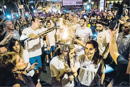  ?? XAVIER CERVERA ?? Epi encén diverses torxes olímpiques durant la festa del 25è aniversari de la inauguraci­ó de Barcelona’92 dimarts de la setmana passada