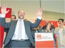  ?? FOTO: DPA ?? Er bleibt optimistis­ch nach der „Durststrec­ke“der verlorenen Wahlen: SPDKanzler­kandidat Martin Schulz wurde in Schweinfur­t bejubelt.