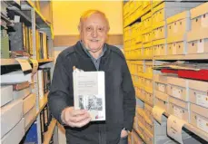  ?? FOTO: BARBARA BAUR ?? Der Markdorfer Stadtarchi­var Walter Hutter hat ein Buch über die NS-Kreisleite­r von Überlingen veröffentl­icht.