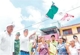  ?? ESPECIAL ?? En la zona de desastre trabajan 17 mil funcionari­os en poyo de la población; abajo, Alejandro Murat y Rosario Robles ofrecieron una conferenci­a de prensa en Ixtepec.