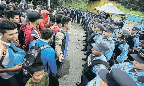  ?? JORGE CABRERA / REUTERS ?? La policía hondureña cortaba ayer el paso en la frontera con Guatemala a quienes querían sumarse a la caravana hacia Estados Unidos