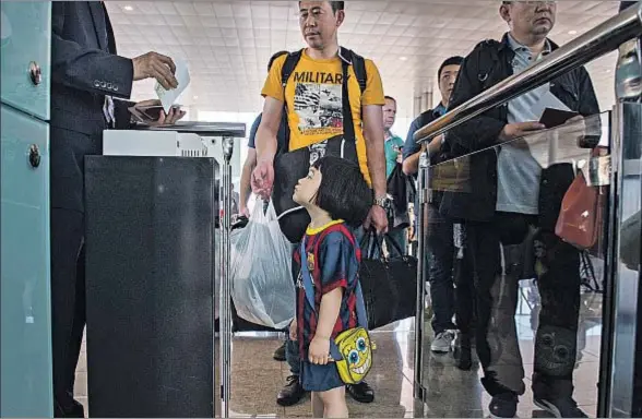  ?? ROSER VILALLONGA ?? Pasajeros del vuelo inaugural de Air China entre Barcelona y Pekín en mayo del 2014