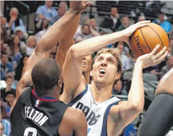  ?? FOTO: AFP ?? Neue Saison, neue Position – alte Klasse? Dirk Nowitzki (re.).