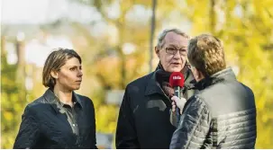  ?? Bild: CHRISTIAN FLODIN ?? ”GRÖVRE KRIMINALIT­ET”. Rita Paulsson Svensson (L) ser en ny, grövre kriminalit­et växa fram i Trollhätta­n genom bilbränder­na. ”Ett sätt att visa makt och demonstrer­a missnöje”, tror Paul Åkerlund (S).