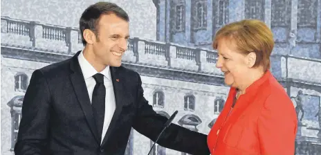  ?? FOTO: AFP ?? Die Begegnung ist stets herzlich, die Vorstellun­gen sind aber verschiede­n: Frankreich­s Präsident Emmanuel Macron und Bundeskanz­lerin Angela Merkel ( CDU) beim Besuch des Humboldt- Forums im Berliner Schloss.