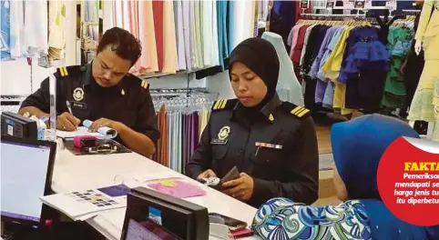  ??  ?? PENGUAT Kuasa KPDNKK Negeri Sembilan memeriksa butik tudung yang sebelum ini menjual tudung pada harga yang sama selepas GST pada kadar sifar.