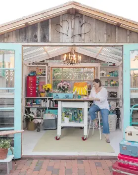  ?? KIM SNYDER ?? Backyard getaways: This she shed, built for California-based mixed-media artist Jenny Karp, was designed by Dana O’Brien of A Place to Grow/Recycled Greenhouse­s.