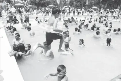  ?? Foto Roberto García Ortiz ?? Cientos de niños disfrutaro­n de las albercas del parque de San Juan de Aragón