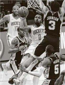  ?? Photos by Jerry Lara / Staff photograph­er ?? Rockets guard Sterling Brown matched the point total from his previous five games combined with 23 against the Spurs on Thursday night.