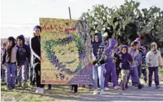  ??  ?? Tunisian children perform on Mount Sammama.