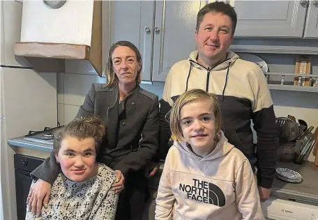 ?? | PHOTO : OUEST-FRANCE ?? Stéphanie Sellin et sa fille Alexia, Sacha, réfugié ukrainien, et sa fille Anastasia. Les deux enfants âgées de 14 ans souffrent du syndrome de Smith Magenis.