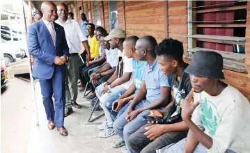  ?? ?? Transport and Infrastruc­tural Developmen­t Minister Felix Mhona interacts with prospectiv­e drivers during a surprise tour of Chitungwiz­a Vehicle Inspectora­te Department (VID) depot yesterday.— Picture Innocent Makawa