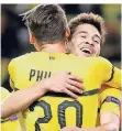  ?? FOTO: RTR ?? Torjubel: Raphael Guerreiro (hinten) mit Maximilian Philipp.