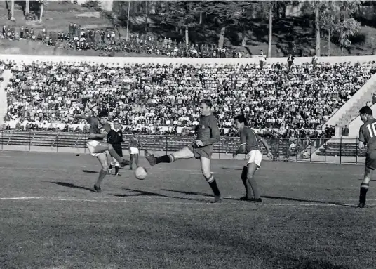  ??  ?? España ganó a México 1-0 el 3 de junio de 1962, en el Mundial de Chile, gracias a un gol de Joaquín Peiró después del minuto 90.