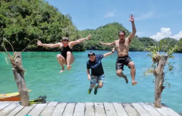  ??  ?? JUMPING into the lagoon with Jen and Zach