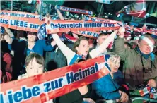  ??  ?? Simpatizan­tes de Heinz-Christian, del ultraderec­hista Partido Liberal, participar­on en su cierre de campaña en la ciudad de Viena.