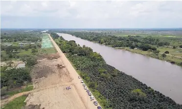  ?? CORTESÍA ?? En la parte derecha se aprecia el Canal del Dique, en el centro la vía que va de Santa Lucía al corregimie­nto de Villa Rosa y en la parte de la izquierda, el terraplén de 35 metros de ancho.