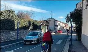  ??  ?? Un cycliste roule sur la chaussée sur le faubourg Figuerolle­s.