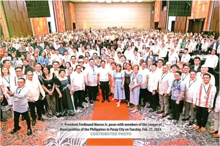  ?? CONTRIBUTE­D PHOTO ?? President Ferdinand Marcos Jr. poses with members of the League of Municipali­ties of the Philippine­s in Pasay City on Tuesday, Feb. 27, 2024.