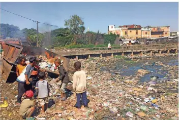  ?? FOTO: JÜRGEN BÄTZ/DPA ?? Müllberge türmen sich in den Armenviert­eln von Antananari­vo – ideale Bedingunge­n für Ratten und die Beulenpest. Der Pest-Erreger wird durch Flöhe übertragen, die sich Ratten als Wirte nehmen.