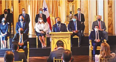  ?? Roberto Barrios |La Estrella de Panamá ?? El presidente Laurentino Cortizo, su Gabinete y representa­ntes de la banca, durante el anuncio al país.